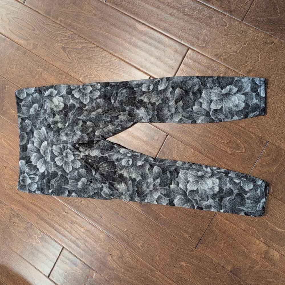 EUC Athleta Elation Textured Tight, Chakra Floral Black Sea Salt Size M